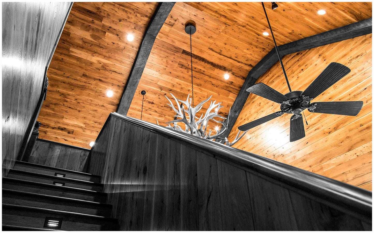 A rustic hunting cabin in Texas with Texas Post Oak wood paneling on the ceiling.